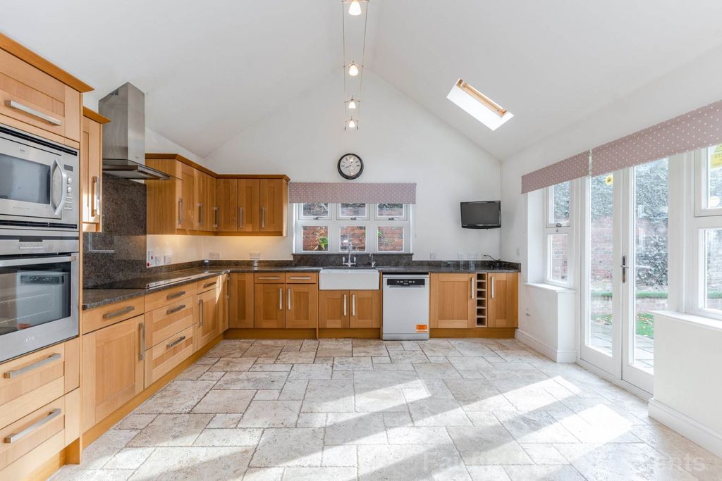 Property photo 3 of 21