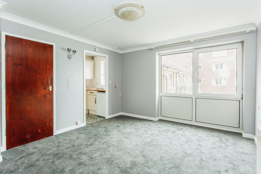 Property photo 1 of 12 Lounge