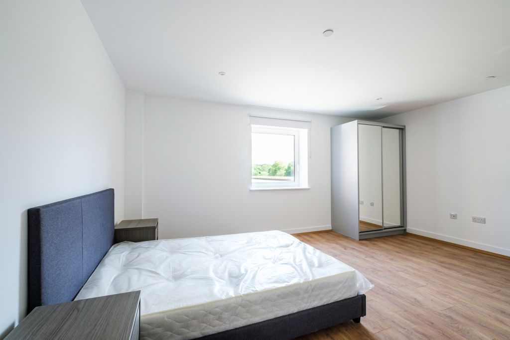 Property photo 3 of 8 166-Whyteleafe-Ho...