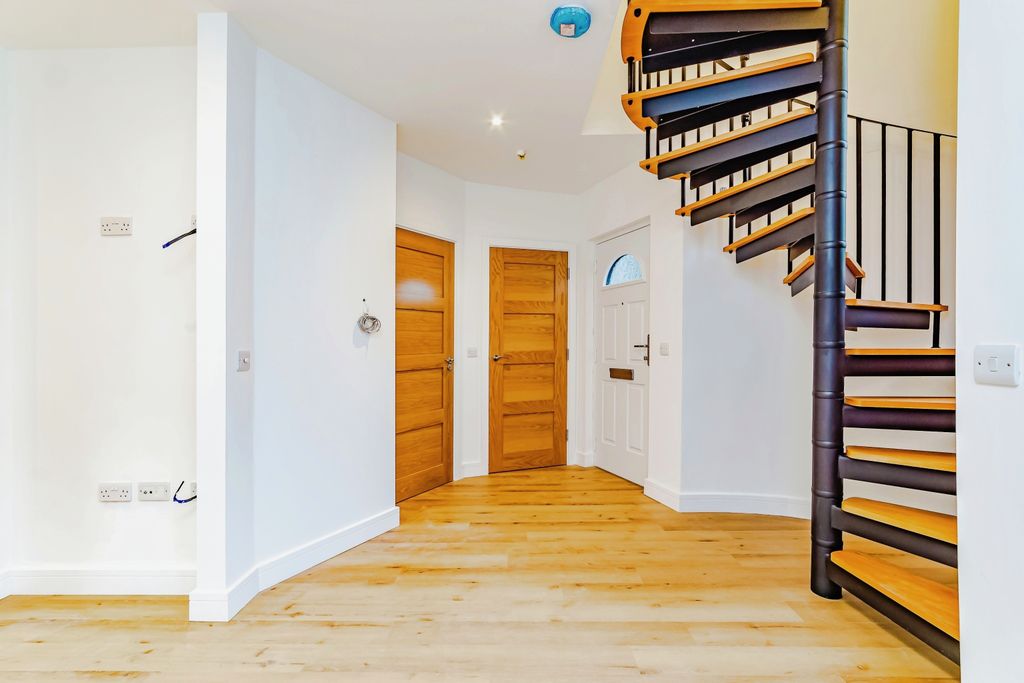 Property photo 3 of 15 Entrance Lobby Area
