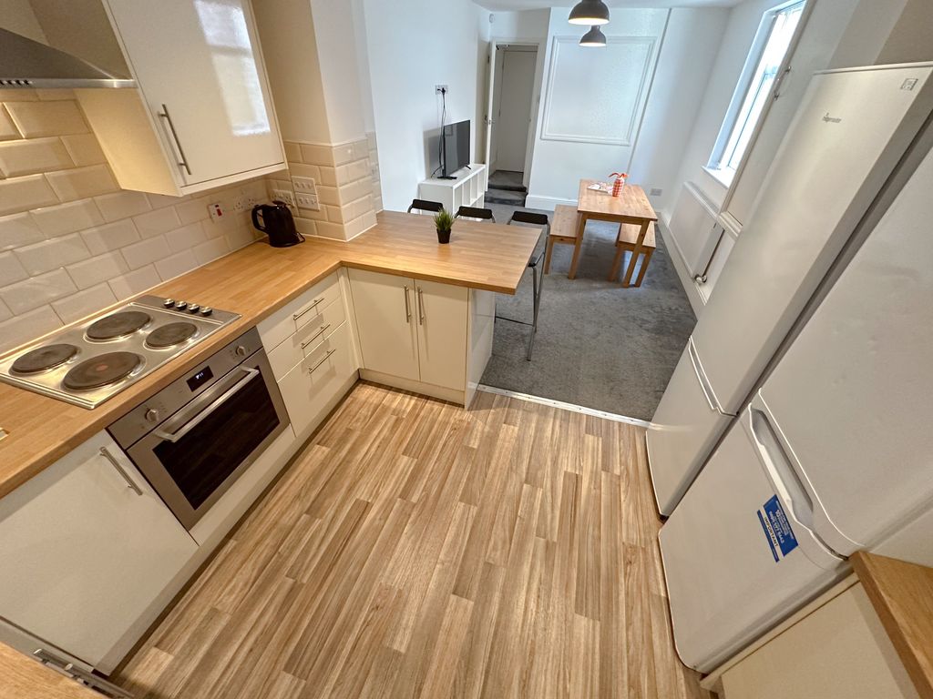 Property photo 3 of 8 27 Bradfield