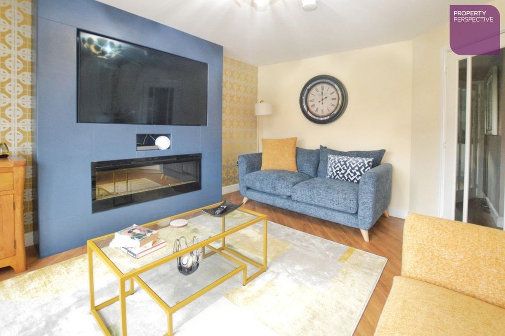 Property photo 3 of 19 Lounge