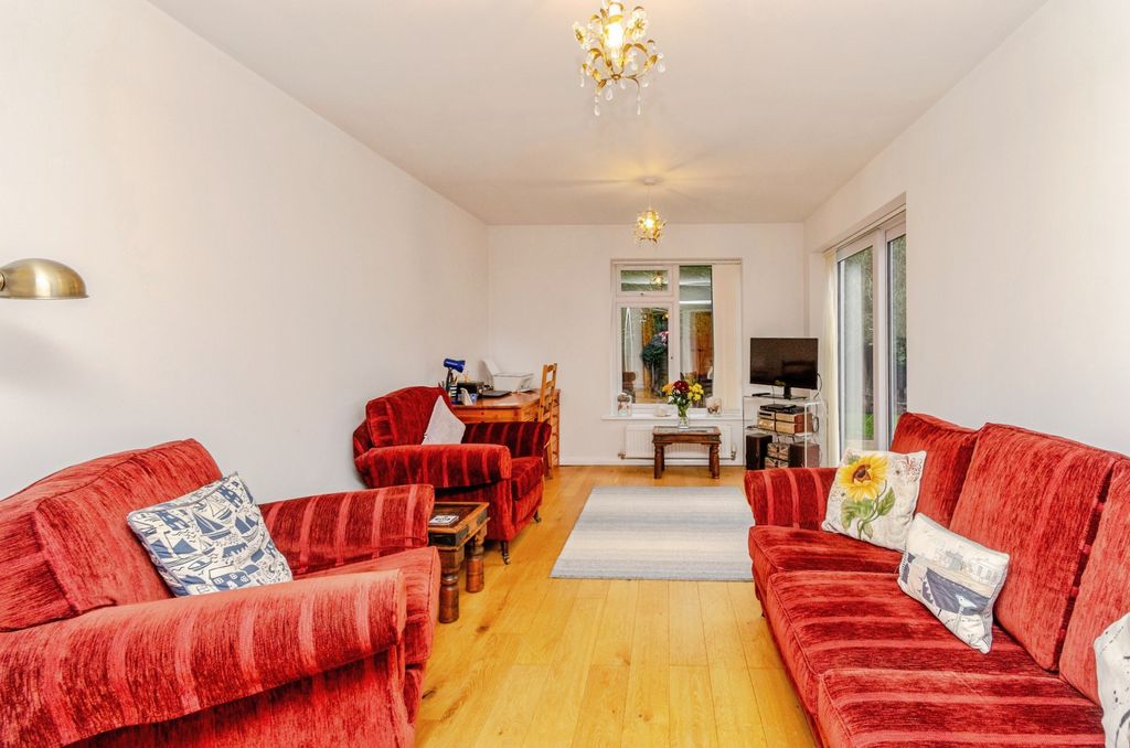 Property photo 2 of 18 Lounge