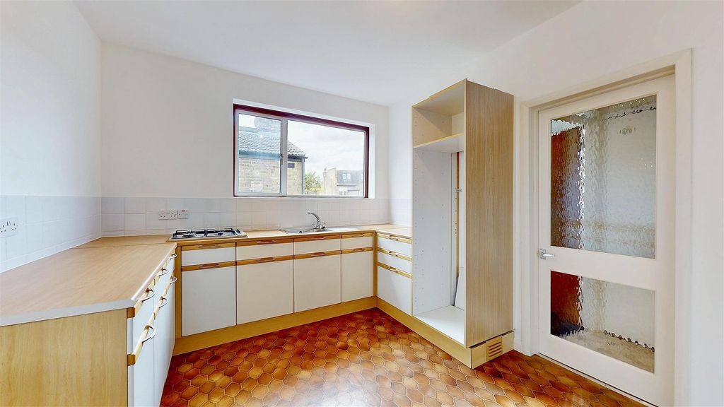 Property photo 3 of 13 P5.Jpg