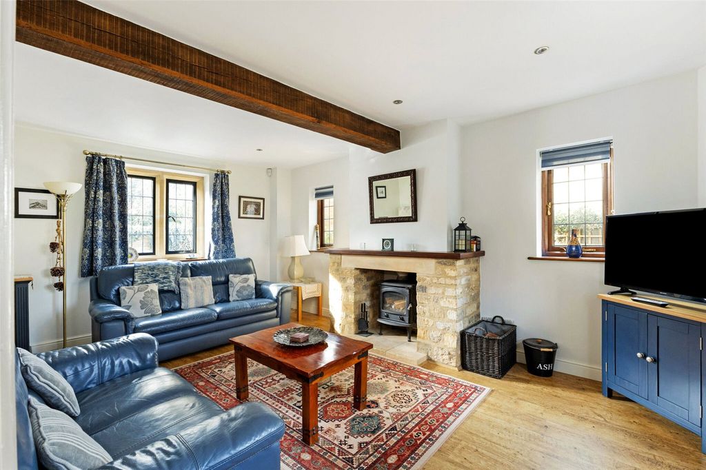 Property photo 3 of 11 Sitting Room