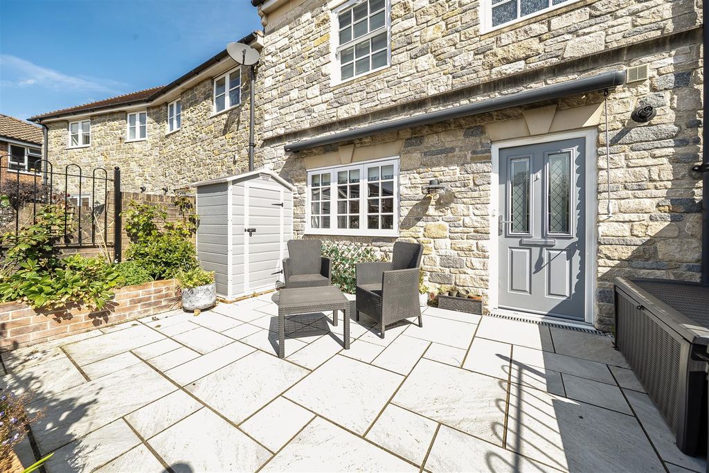 Property photo 3 of 19 Courtyard Garden