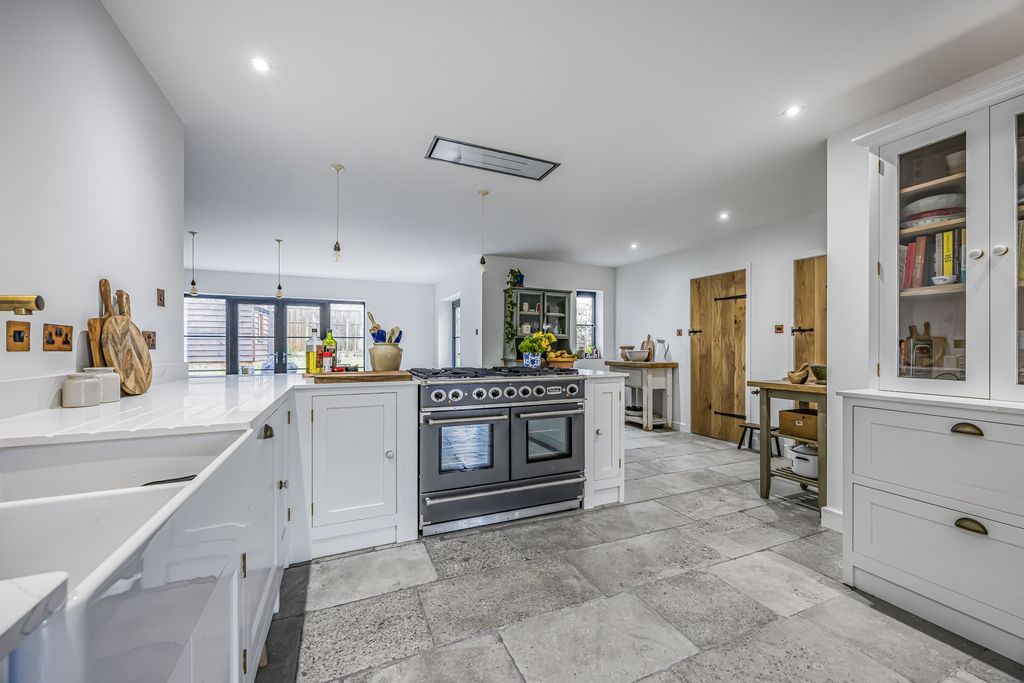 Property photo 2 of 29 Maisdene, School Lane, Denmead - New Images-Portic