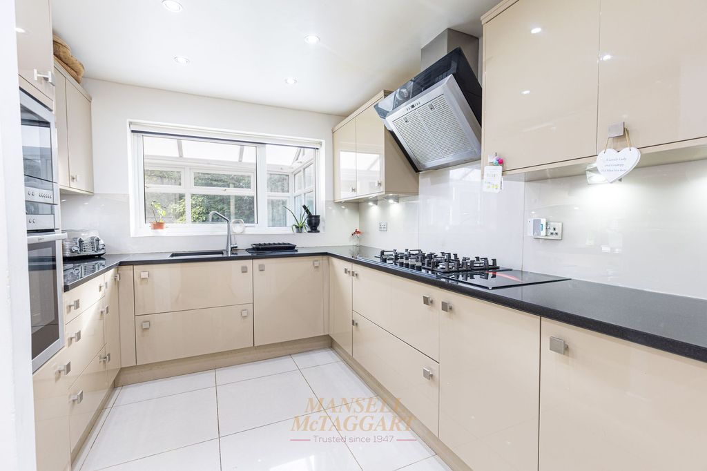 Property photo 2 of 32