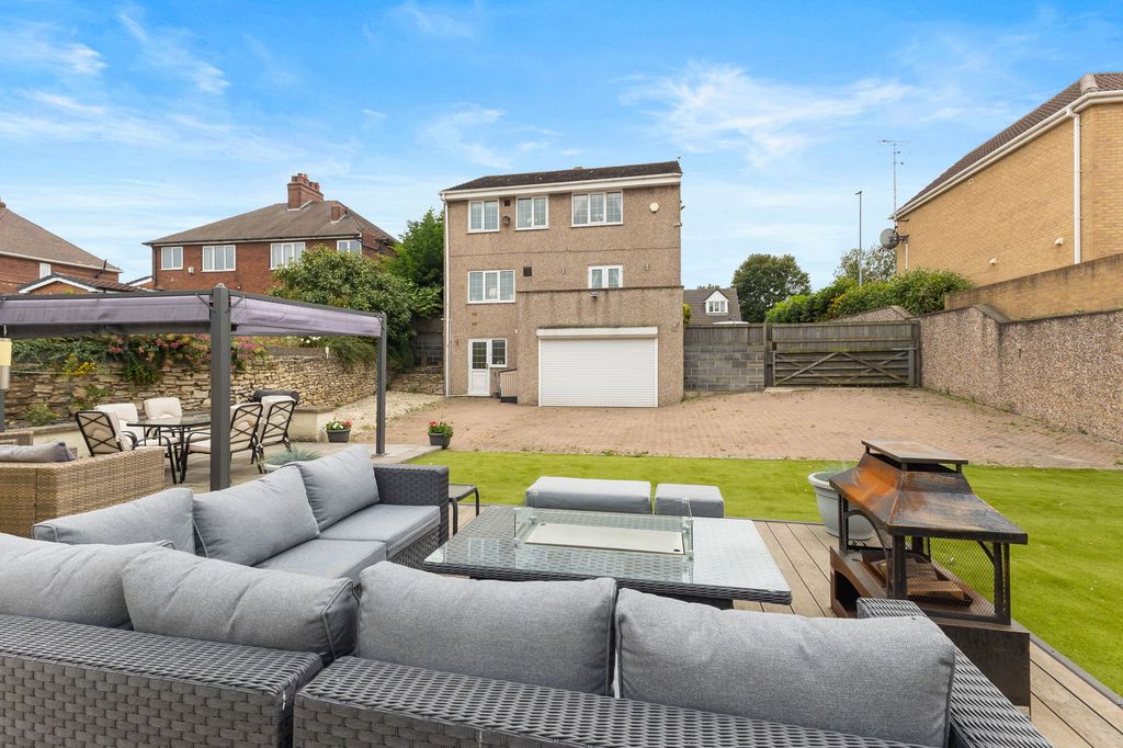 Property photo 1 of 32