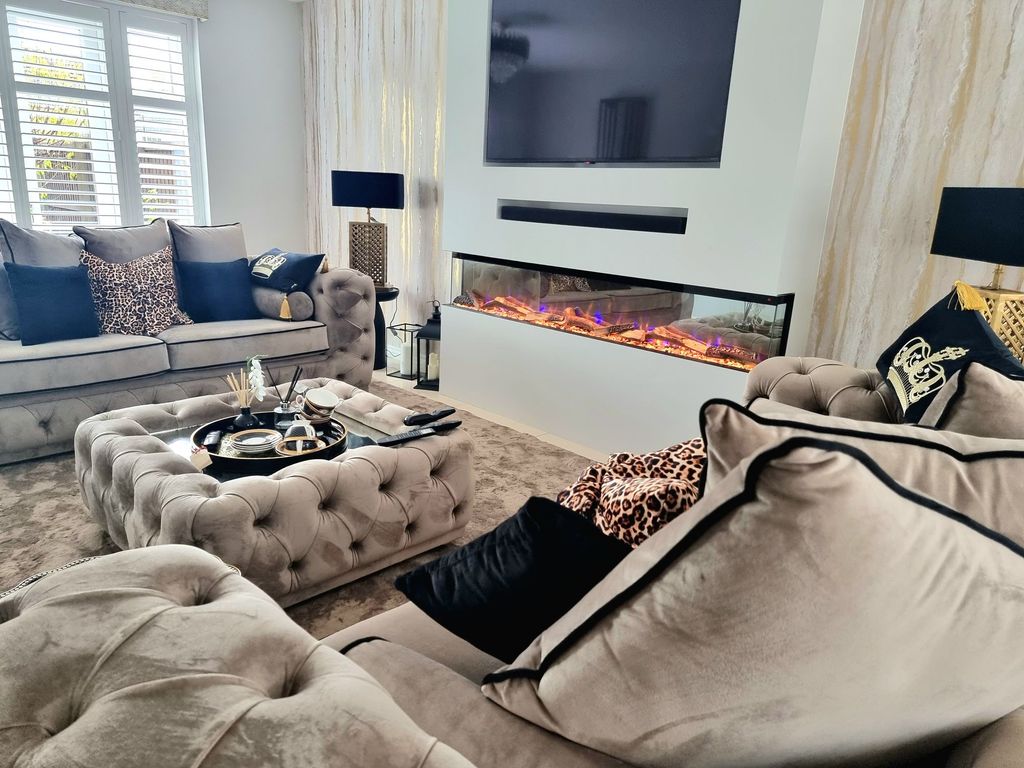 Property photo 2 of 37 Lounge