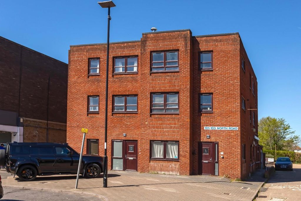 Property photo 1 of 16 North Rd_13.Jpg