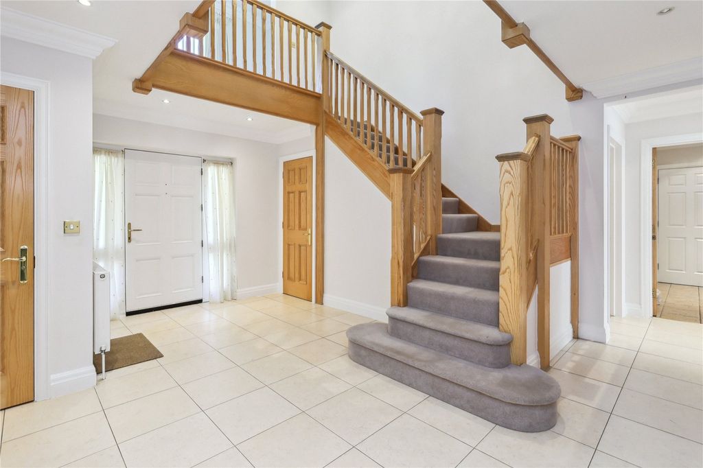 Property photo 2 of 19 Entrance Hall