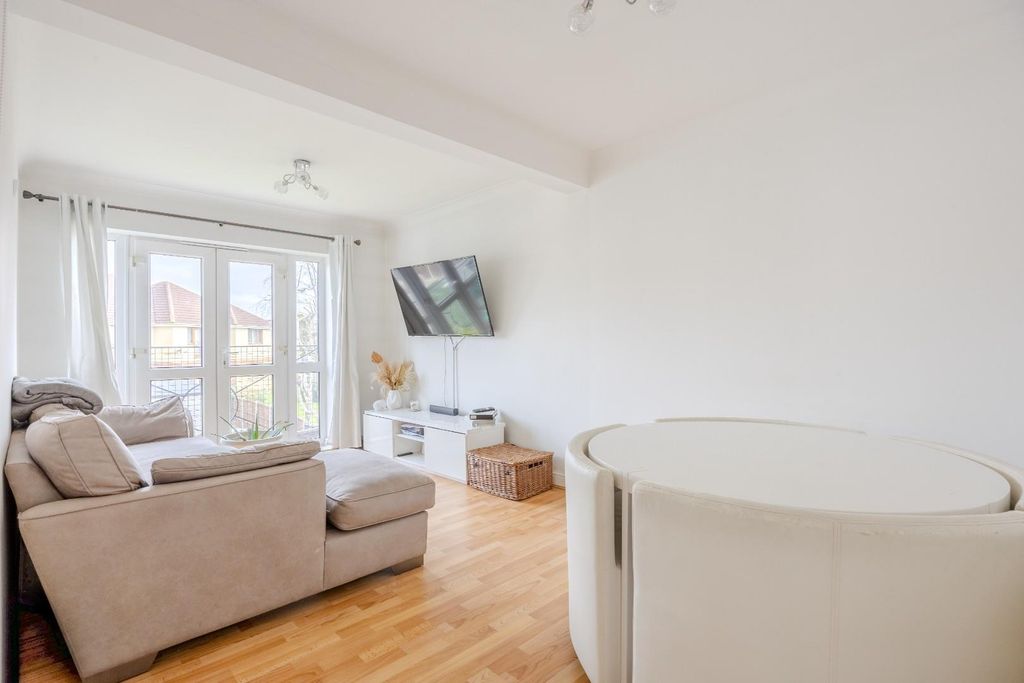 Property photo 3 of 23 Lounge