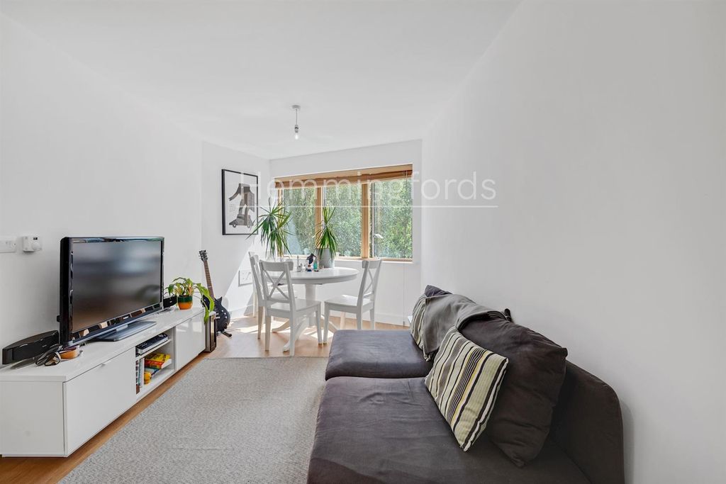 Property photo 1 of 14 08-3c5B83772-Hmf-Jj-Mildmay Av-8 (1)-Medium.Jpg