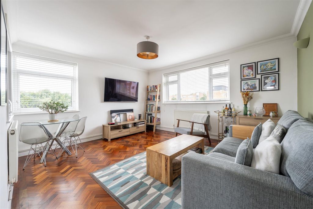 Property photo 1 of 24 Snakes Lane West, Ig8