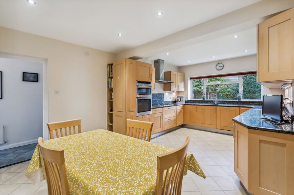 Property photo 3 of 27 Kitchen/Breakfast