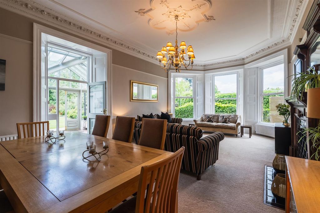 Property photo 2 of 35 Living/Dining Room
