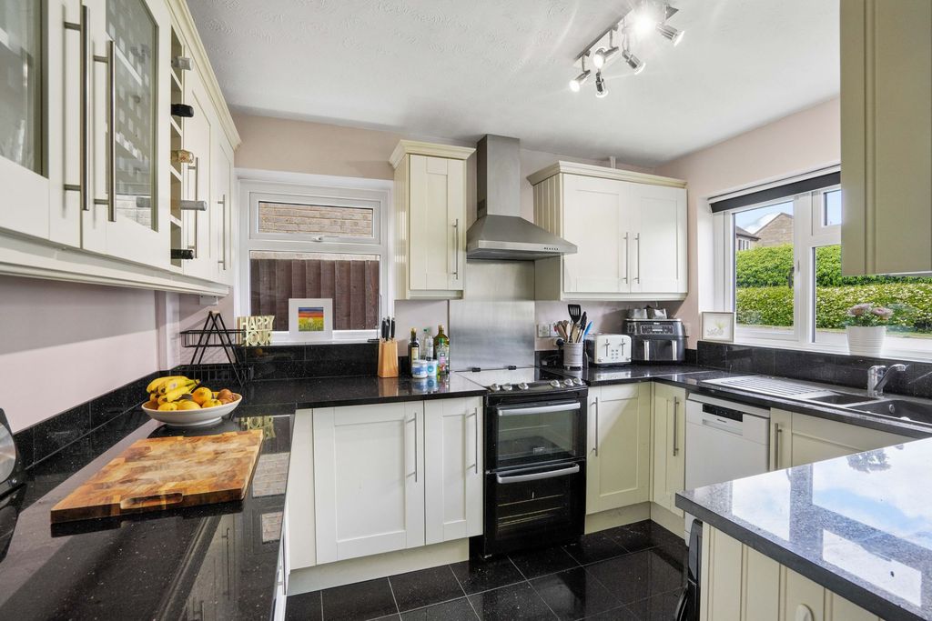 Property photo 3 of 12 Kitchen