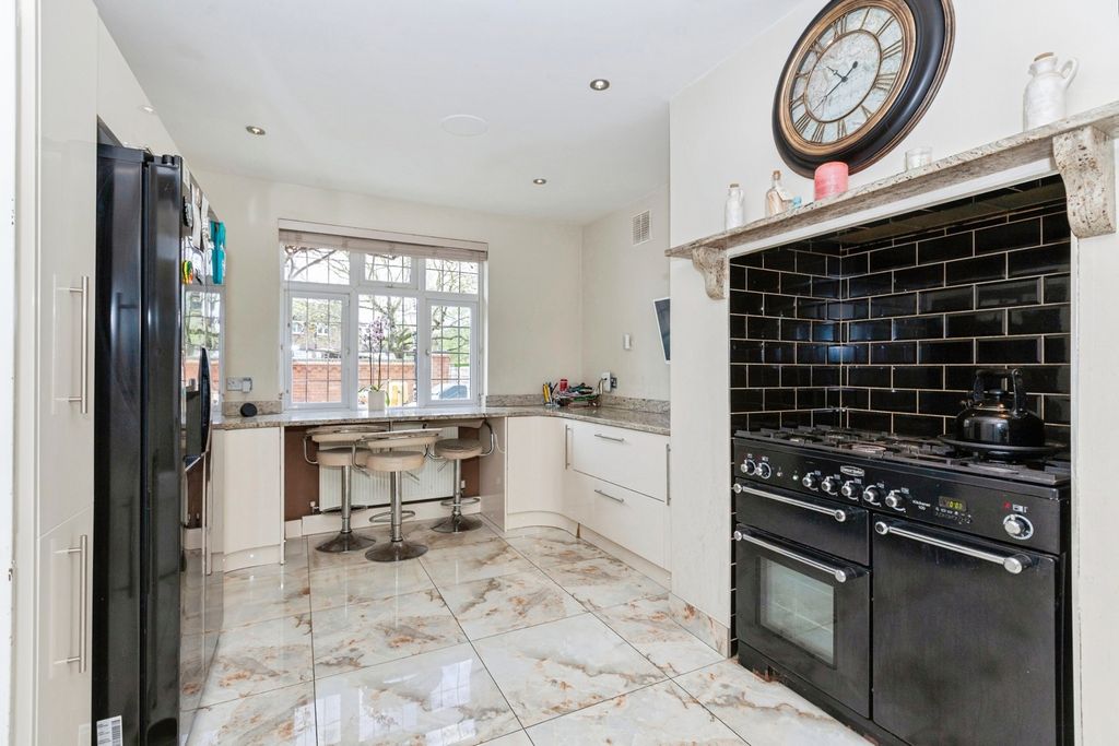 Property photo 3 of 30 Kitchen