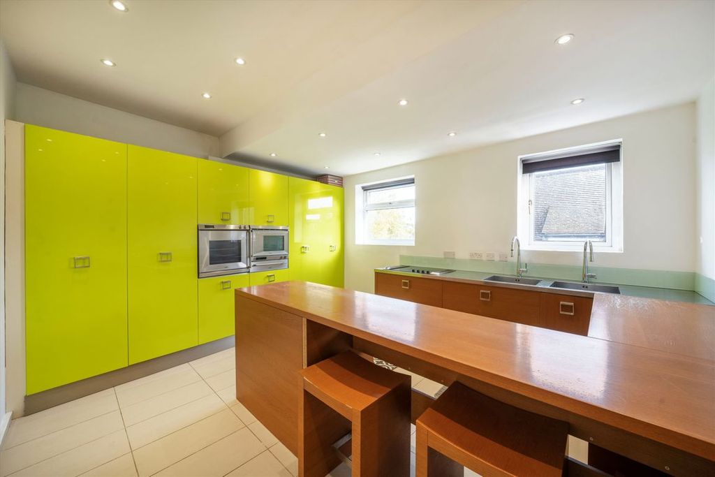 Property photo 3 of 7