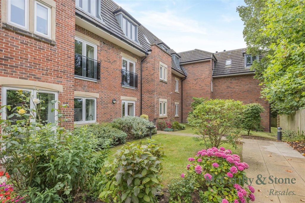 Property photo 1 of 23 8699298-Exterior02.Jpg