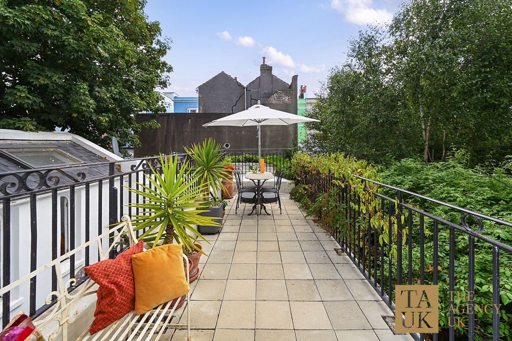 Property photo 2 of 33