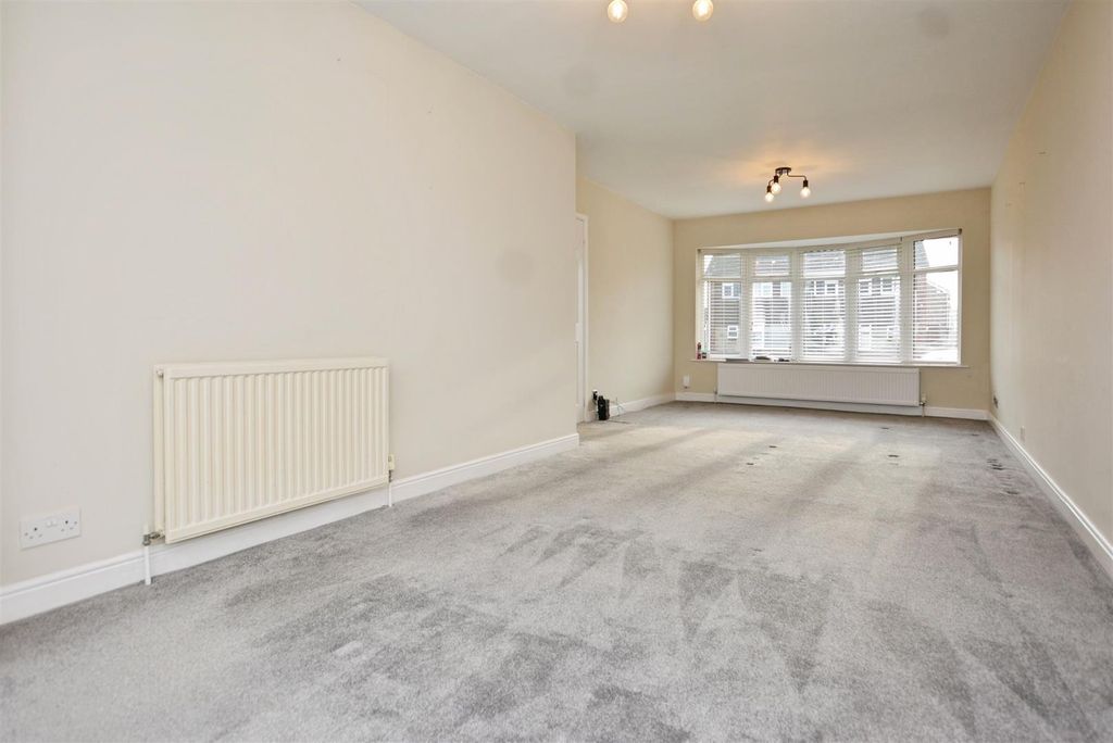 Property photo 2 of 18 Living/Dining Room