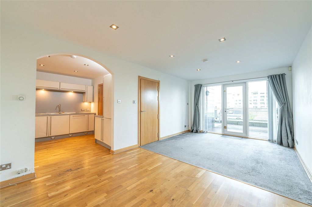 Property photo 2 of 28 Lounge