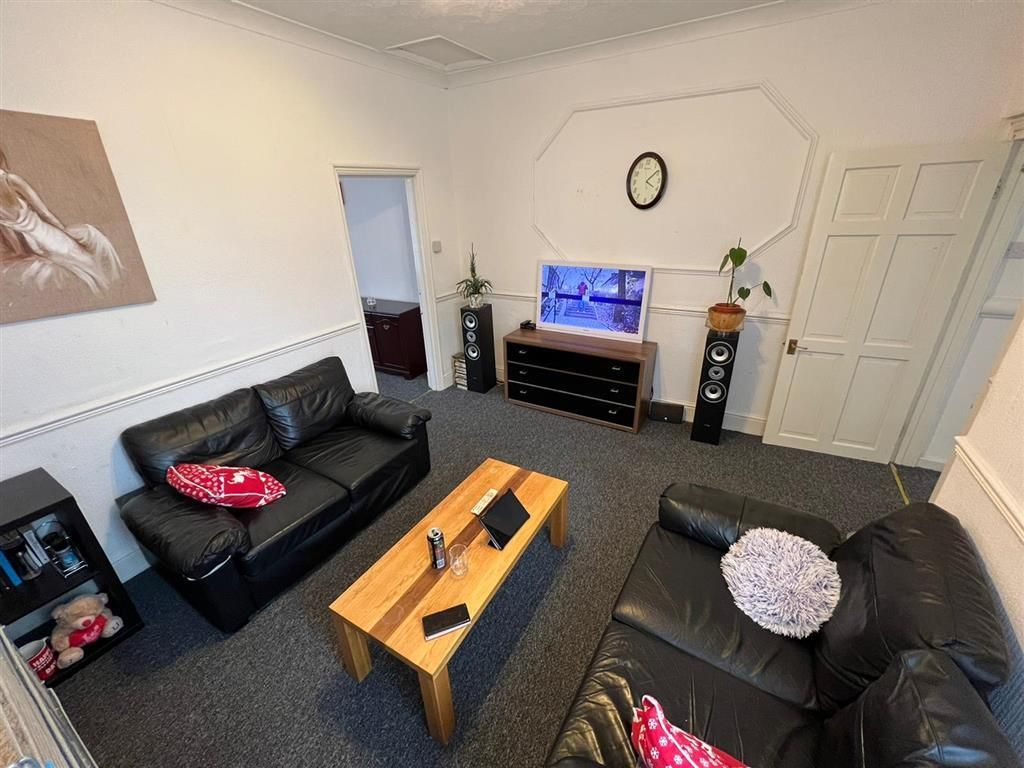 Property photo 1 of 7 Living Room