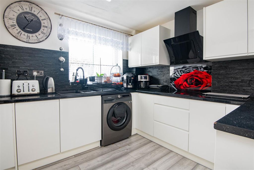 Property photo 3 of 13 Kitchen / Diner