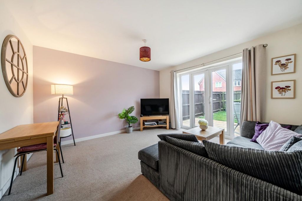 Property photo 3 of 12 Lounge