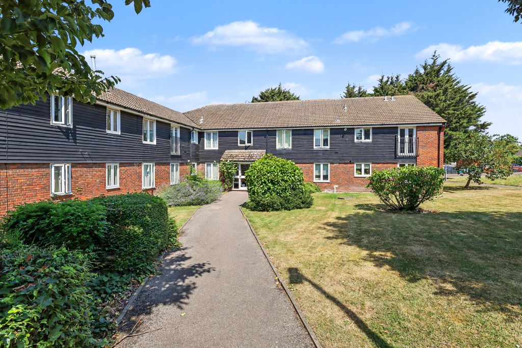 Property photo 1 of 17 16 Sands Way, Woodford Green, Ig8 8Ej