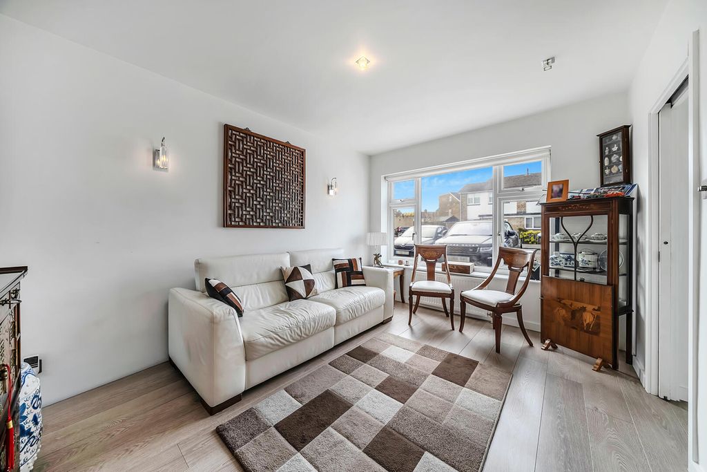 Property photo 3 of 17 Living Room