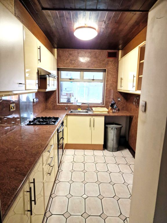 Property photo 3 of 6 Kitchen