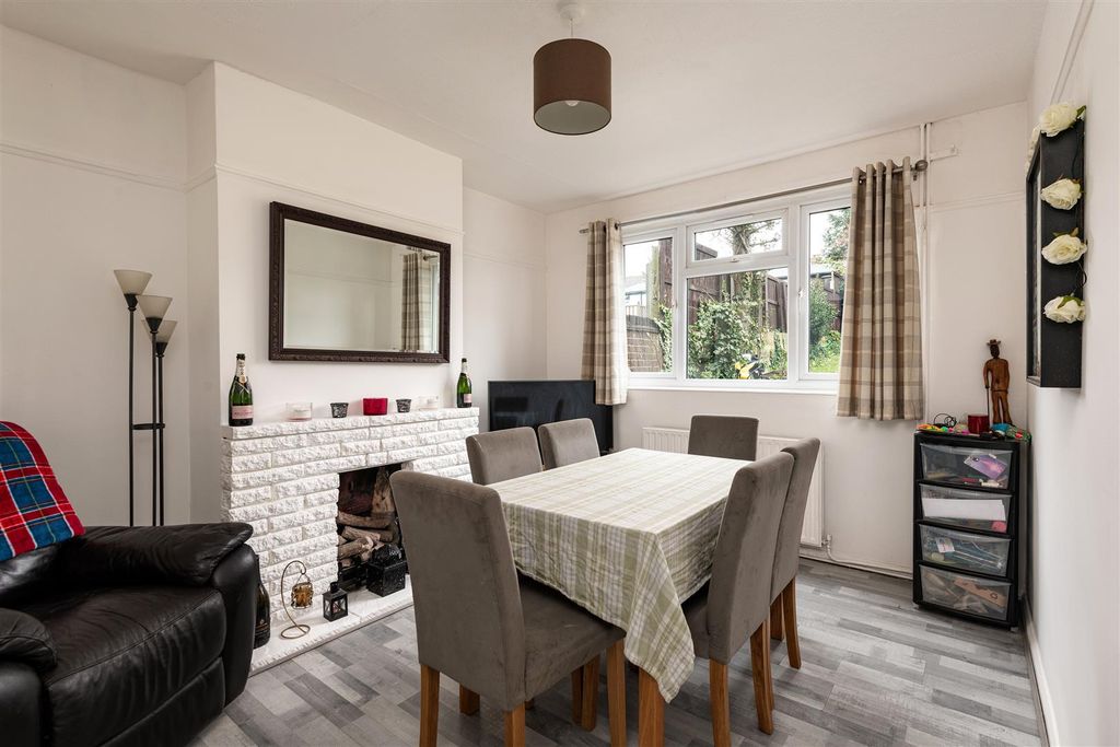 Property photo 3 of 12 29 St Davids Crescent Dining Room.Jpg