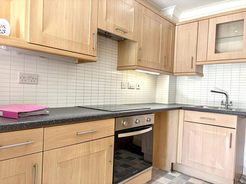 Property photo 3 of 11 Kitchen