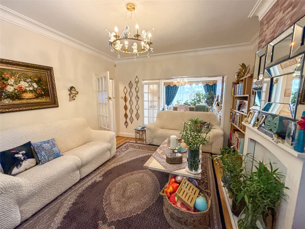 Property photo 2 of 33 Lounge