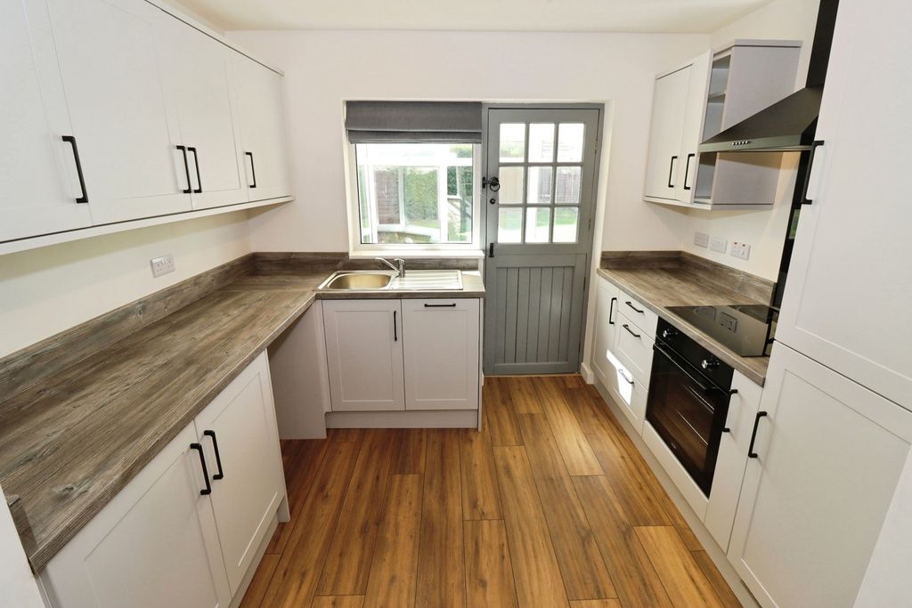 Property photo 3 of 16 Kitchen