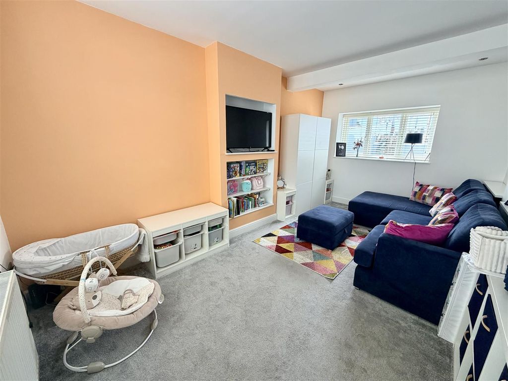Property photo 2 of 19 Lounge