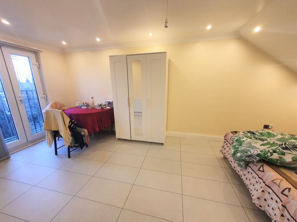 Property photo 1 of 3 Double Bedroom