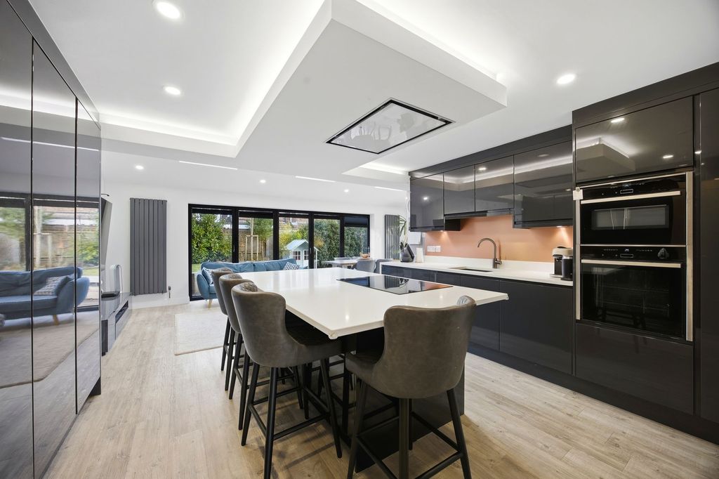 Property photo 2 of 34