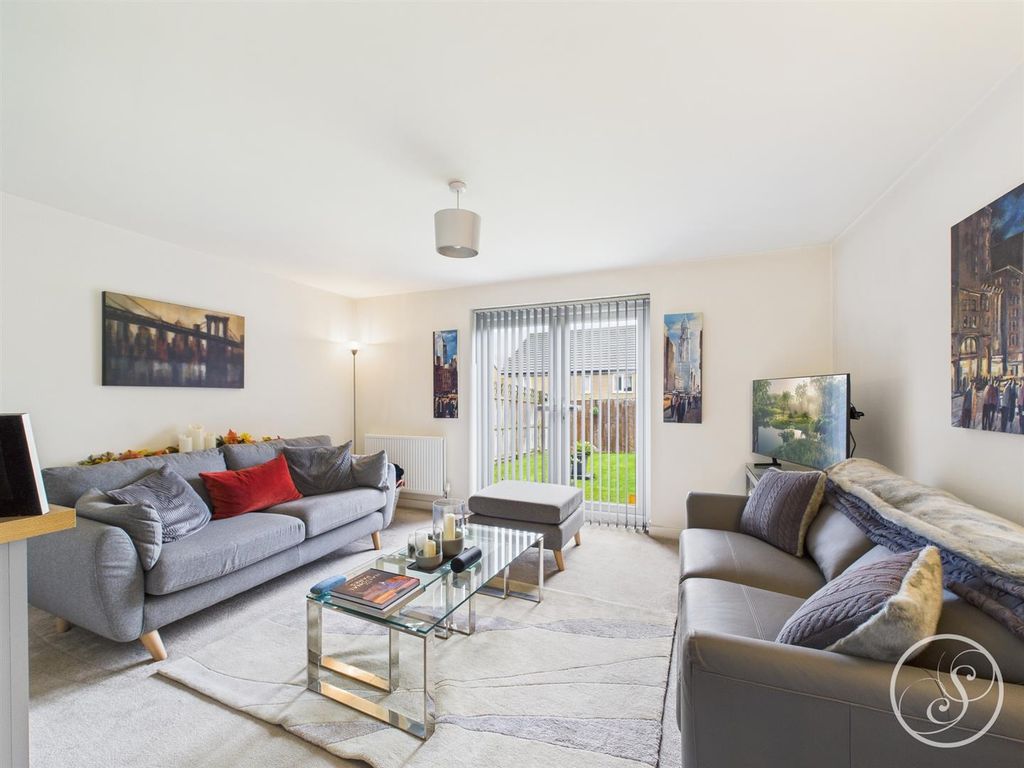 Property photo 3 of 13 Lounge