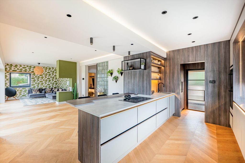 Property photo 3 of 24 Image