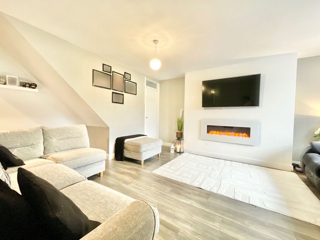 Property photo 2 of 27