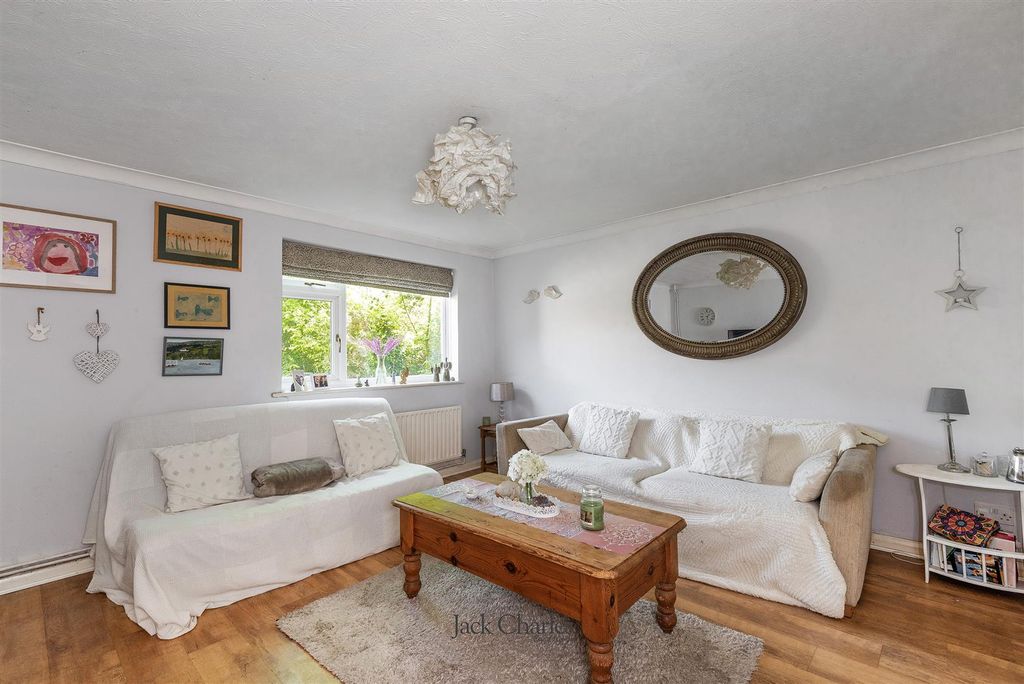 Property photo 3 of 17 111 Deakin Leas, Tn11 2Jt 004.Jpg