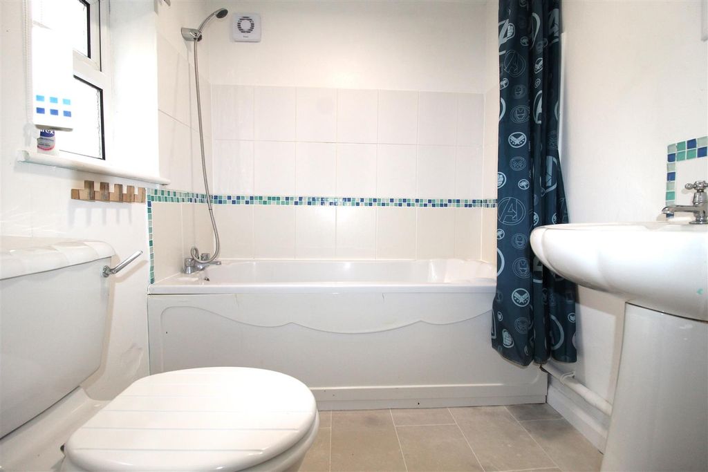 Property photo 2 of 9 Bathroom