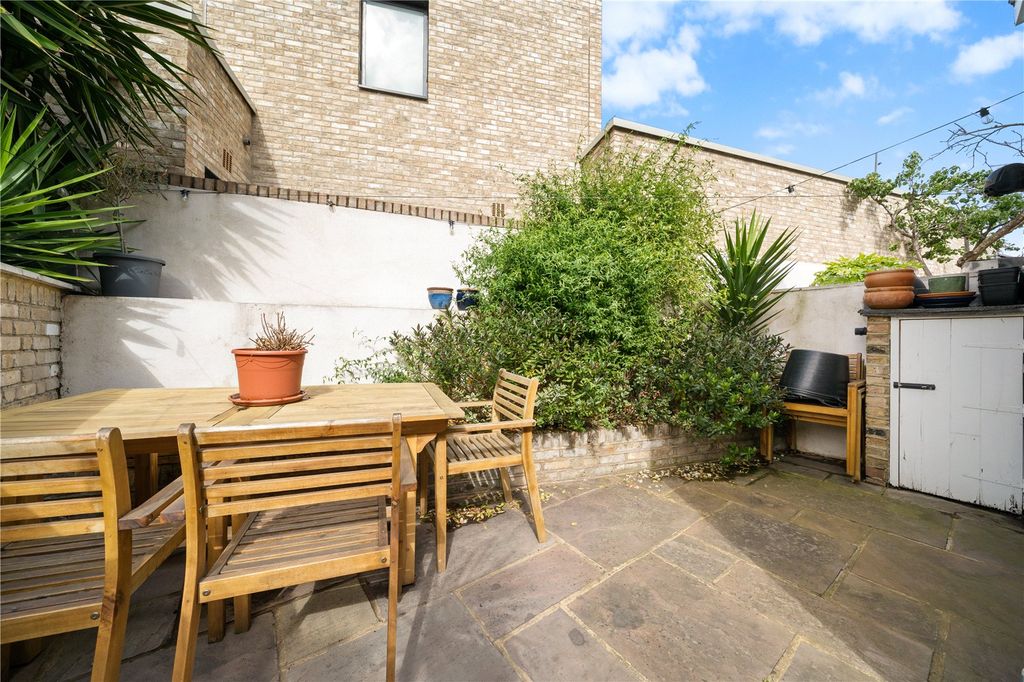 Property photo 2 of 11 Garden
