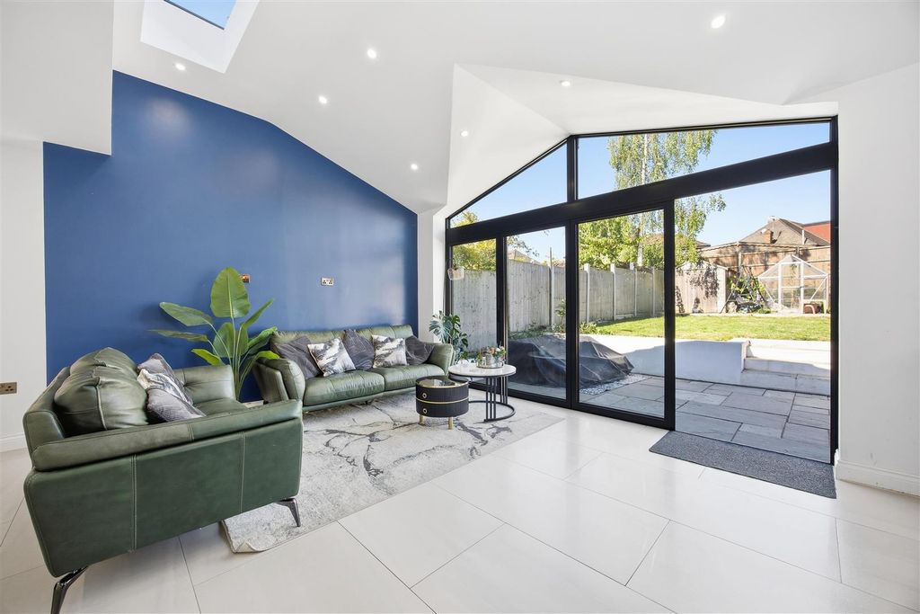 Property photo 2 of 20 Open Plan 3