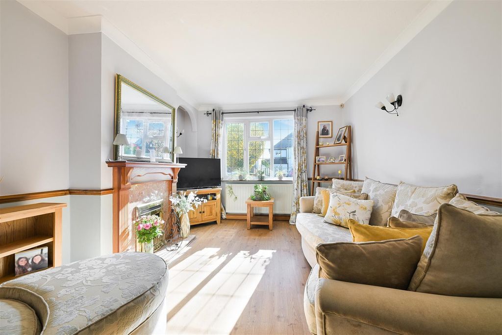 Property photo 2 of 23 Chipstead Way, 196- (1).Jpg
