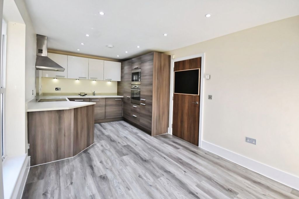 Property photo 2 of 12 Kit